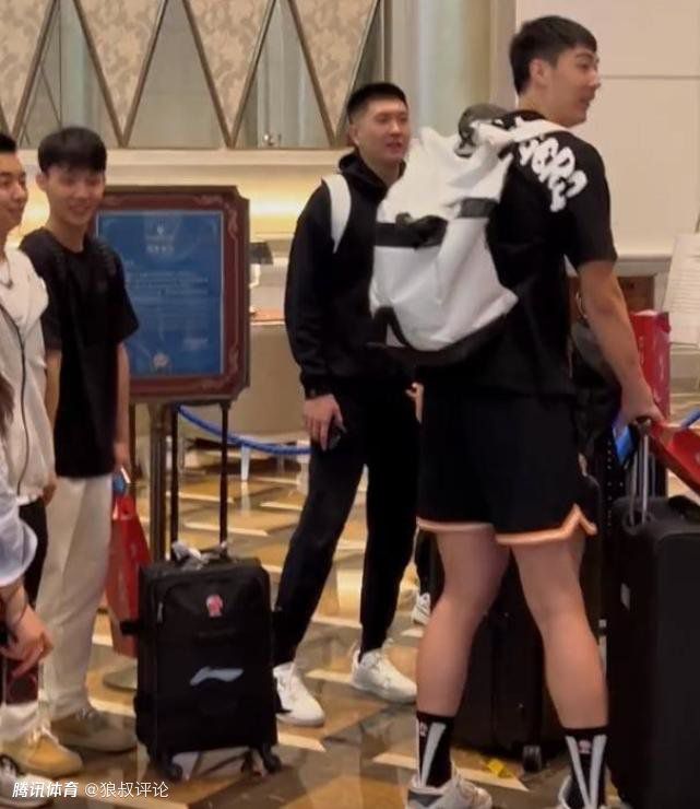 被男朋友扒下脱裙子撅屁股动漫